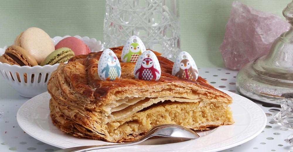 Savoir-faire artisanal pour une galette des rois avec Fève-Bijou et  Couronne Impeccable